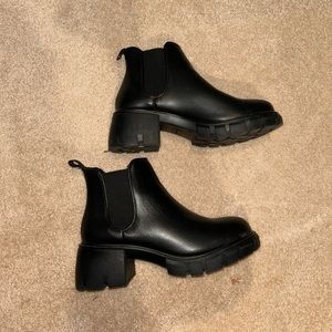 STEVE MADDEN BLACK LEATHER CHUNKY BOOTIES